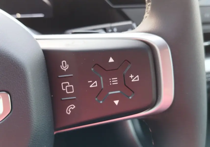 Gros plan sur les commandes multifonctions noires à droite du volant du Jeep Compass 2026, finition Altitude.