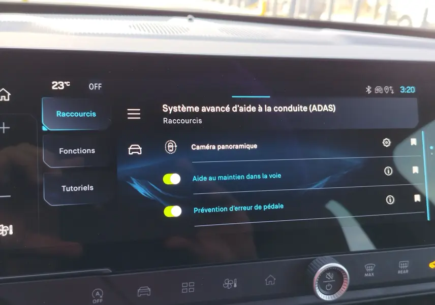 Écran tactile intérieur du Jeep Compass 2026 affichant les options d’aide à la conduite avec interface moderne.
