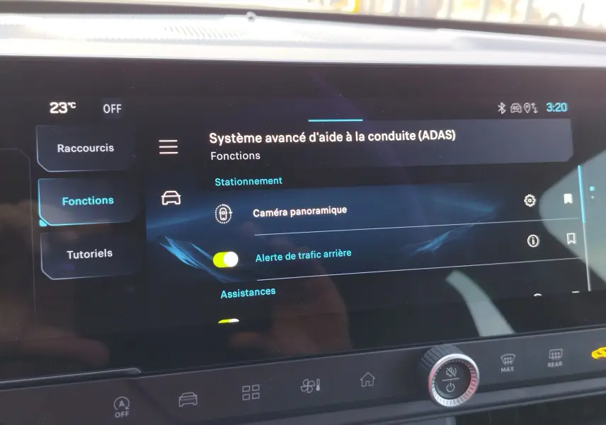 Écran tactile du système d’aide à la conduite du Jeep Compass MHEV 145ch, affichant les options de caméra et alertes.
