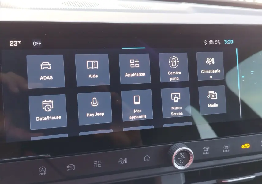 Écran tactile central du Jeep Compass 2026 affichant les options ADAS, caméra panoramique et climatisation, interface moderne.