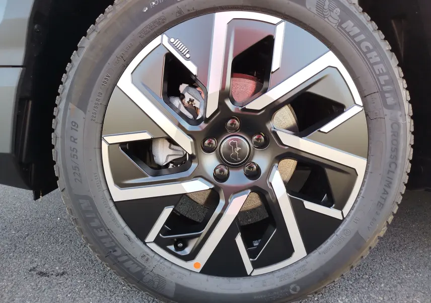 Gros plan sur la jante noire et argentée de 19 pouces du Jeep Compass 2026, montée avec un pneu Michelin CrossClimate.