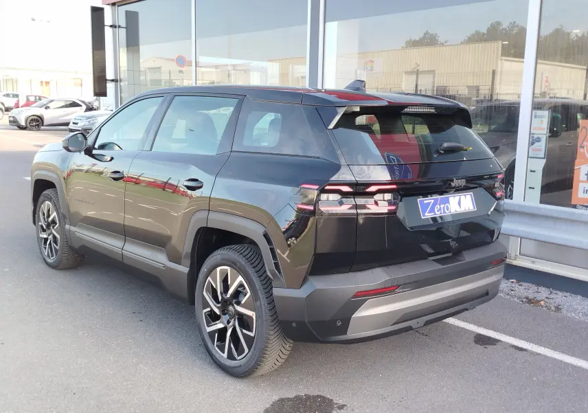 Jeep Compass MHEV 145ch noir Vulcano métal, vue 3/4 arrière droit, avec feux arrière LED et jantes alliage.