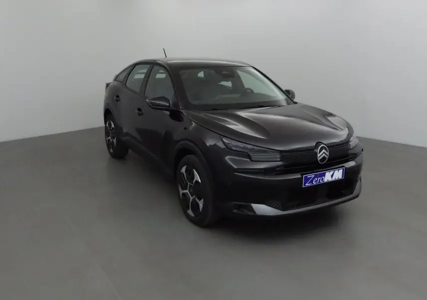 Citroën C4 1.2 Hybrid 145 noir vue 3/4 avant dans un studio, avec calandre noire et jantes stylisées.