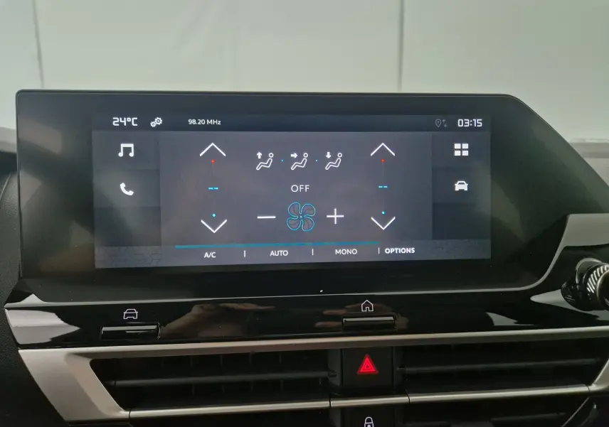 Écran tactile central affichant les réglages de climatisation dans l'habitacle d'une Citroën C4 noire 2025.