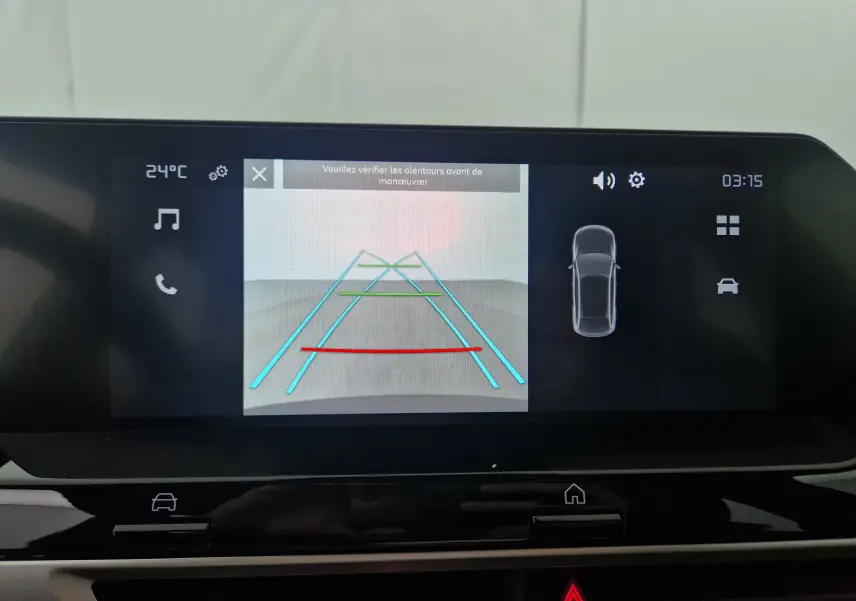 Écran multimédia de la Citroën C4 2025 noir montrant la caméra de recul avec lignes d'aide au stationnement.