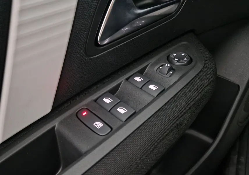 Gros plan sur les commandes des vitres et rétroviseurs côté gauche de la porte intérieure noire du Citroën C4 1.2 HYBRID 145 e-DSC6 PLUS 2025.