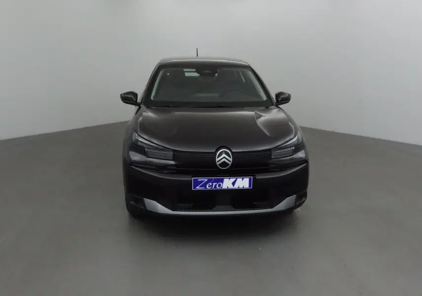 Vue frontale d'une Citroën C4 noire 2025 avec logo distinctif et plaque d'immatriculation Zero KM visible.