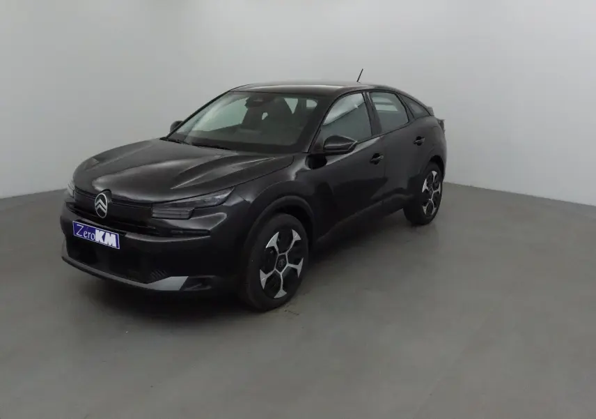 Citroën C4 1.2 Hybrid 145 noir vue 3/4 avant droit dans un studio avec jantes distinctives.