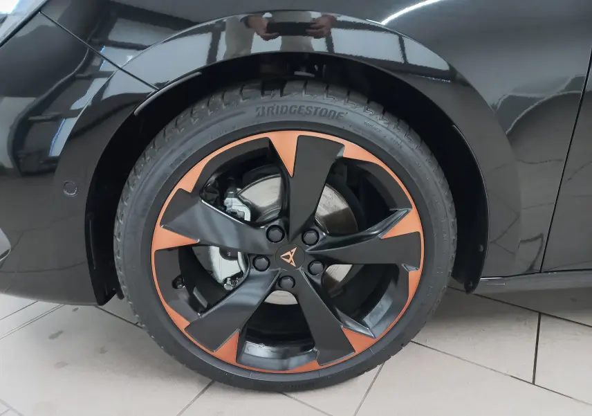 Gros plan sur la jante cuivrée 18'' Performance du côté gauche d'une CUPRA Leon Noir Minuit 2025.