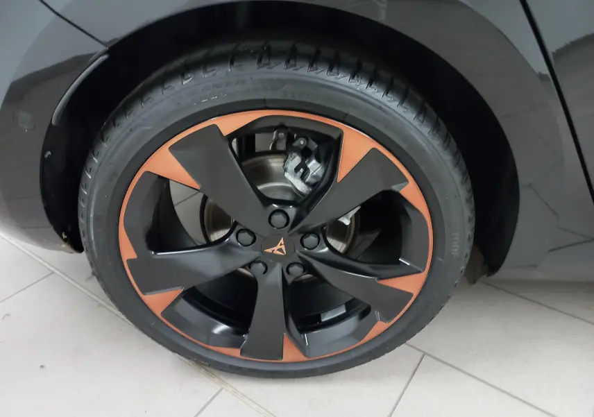 Gros plan sur la jante cuivrée et noire 18 pouces d'une CUPRA Leon Noir Minuit 2025 côté arrière droit.