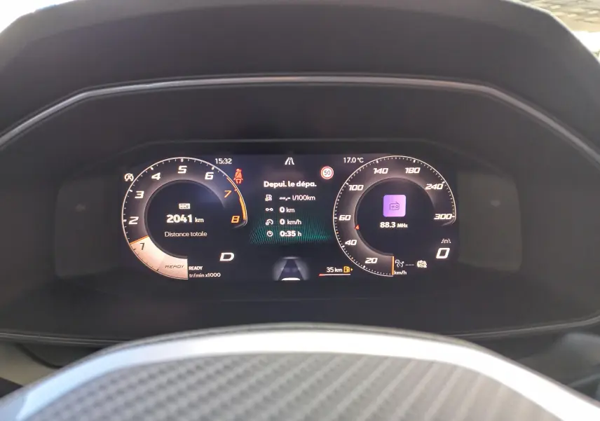 Tableau de bord numérique de la CUPRA Leon Ph.2 affichant 2041 km, vitesse et informations de conduite en vue frontale.