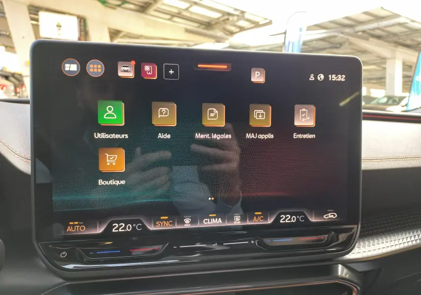 Écran tactile central de la CUPRA Leon Ph.2 affichant le menu d’aide et réglages climatisation à 22°C.