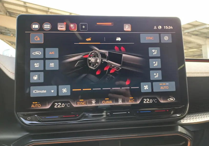 Écran tactile du tableau de bord du CUPRA Leon 2025 montrant le système de climatisation et la ventilation intérieure.