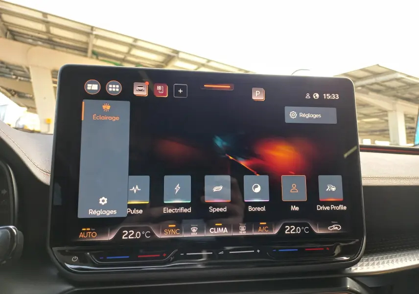 Écran tactile central du tableau de bord du CUPRA Leon 2025 affichant les réglages d'éclairage et de climatisation à 22°C.