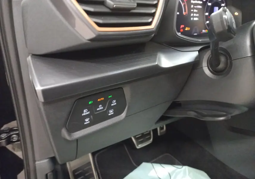 Vue intérieure côté gauche du tableau de bord du CUPRA Leon 2025 noir, avec commandes d'éclairage et volant partiel visible.