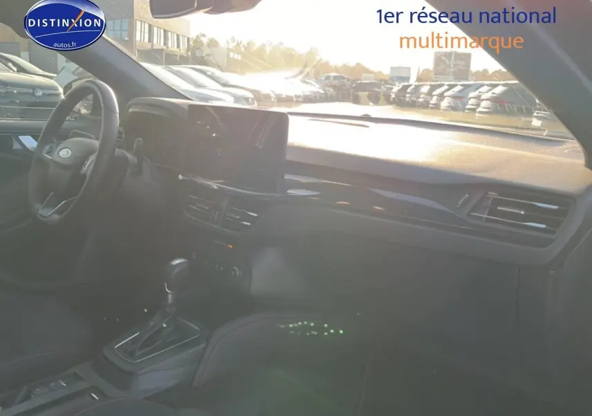 Vue intérieure avant droite de la Ford Focus noire 2024 avec tableau de bord moderne et écran tactile central.