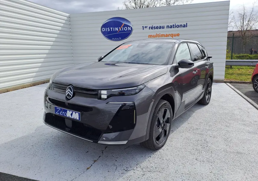 Vue 3/4 avant d'un Citroën C5 Aircross gris platinium avec toit noir, roues noires et calandre moderne.