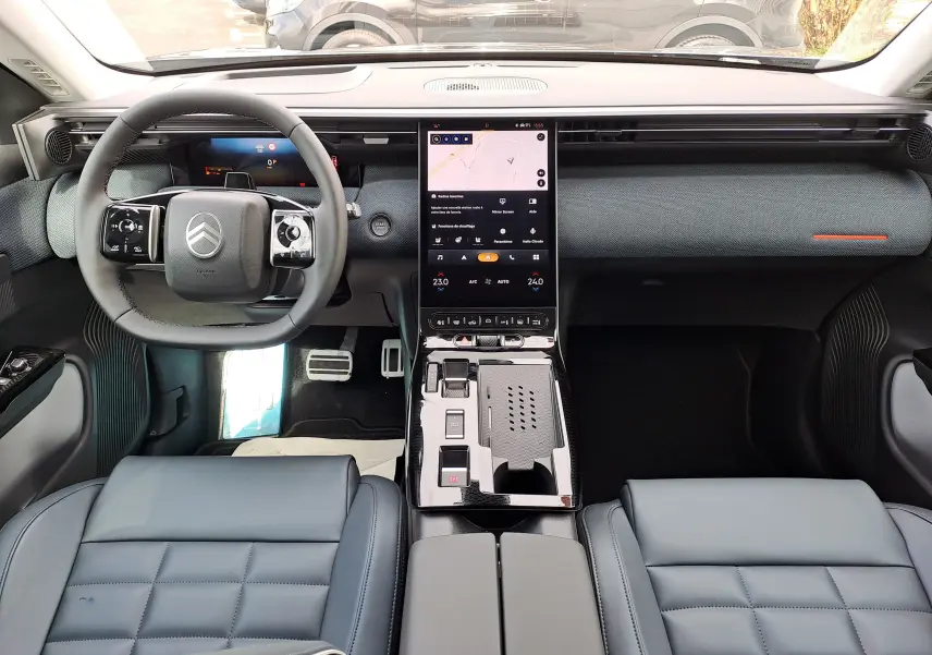Vue intérieure frontale du tableau de bord et volant gris noir du Citroën C5 Aircross 2026 avec écran tactile vertical central.