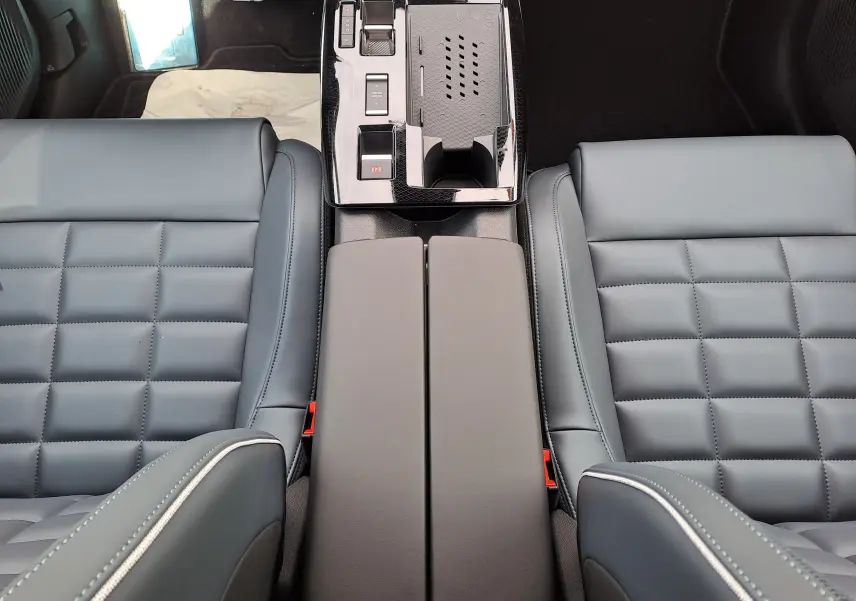 Vue intérieure centrée sur la console centrale et les sièges avant gris noir en cuir matelassé du Citroën C5 Aircross 2026.