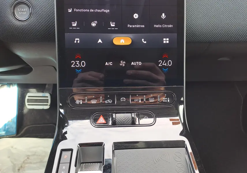 Vue rapprochée du tableau de bord et console centrale noire du Citroën C5 Aircross hybride avec écran tactile et commandes climatisation.