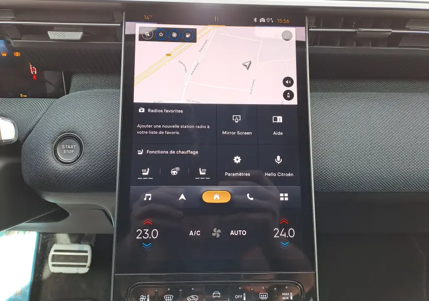 Écran tactile central du tableau de bord du Citroën C5 Aircross 2026, avec commandes de climatisation et navigation affichées.