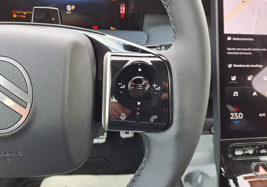 Gros plan sur le bouton de commande multifonction noir brillant à droite du volant gris du Citroën C5 Aircross 2026.