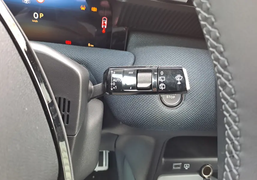 Gros plan sur la commande d’essuie-glace côté gauche du tableau de bord du Citroën C5 Aircross gris platinium avec intérieur tissu gris-noir.