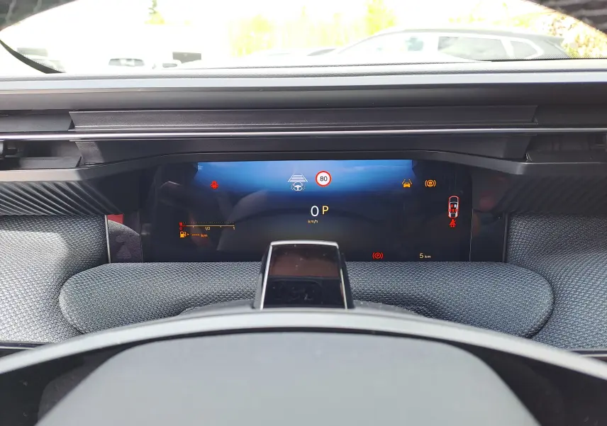 Vue rapprochée du tableau de bord numérique du Citroën C5 Aircross gris platinium, affichant les informations de conduite.