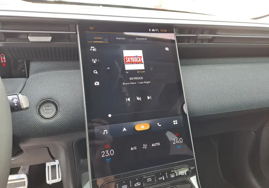 Vue rapprochée de la console centrale tactile du Citroën C5 Aircross 2026, intérieur gris noir avec bouton Start/Stop.