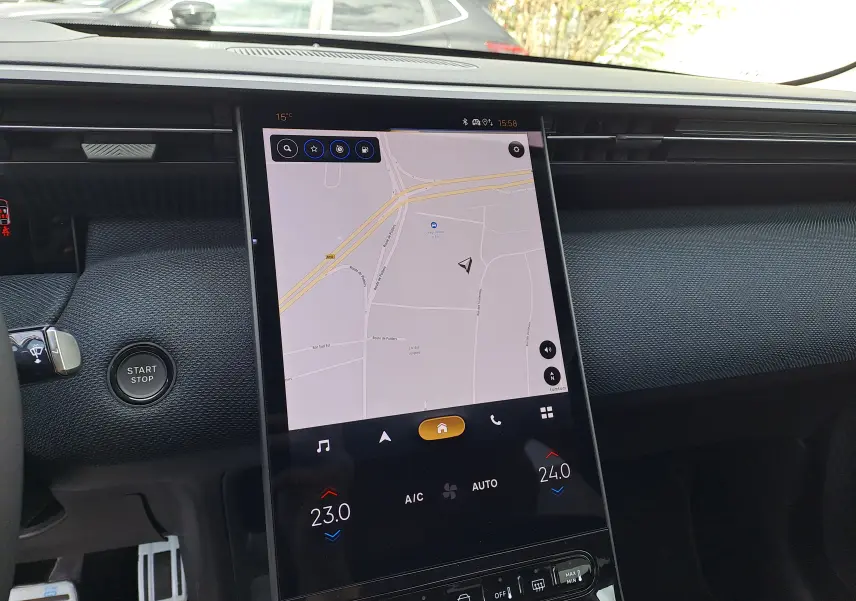 Vue intérieure centrée sur l’écran tactile vertical du tableau de bord du Citroën C5 Aircross 2026, finition gris noir.