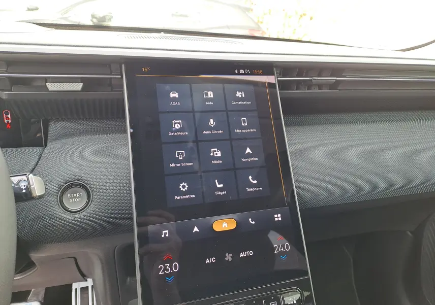 Vue intérieure du tableau de bord du Citroën C5 Aircross gris platinium, avec écran tactile central vertical et bouton Start/Stop.