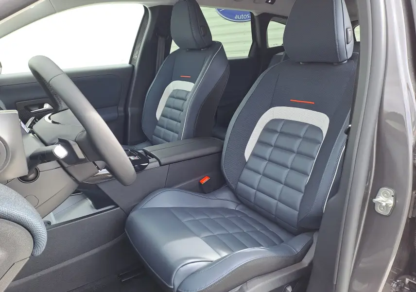 Vue intérieure côté conducteur du Citroën C5 Aircross 2026, sièges bi-matière gris et tissu avec surpiqûres contrastées.