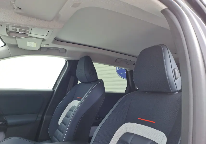 Vue intérieure côté droit du Citroën C5 Aircross 2026, sièges tissu et cuir gris foncé avec surpiqûres rouges.