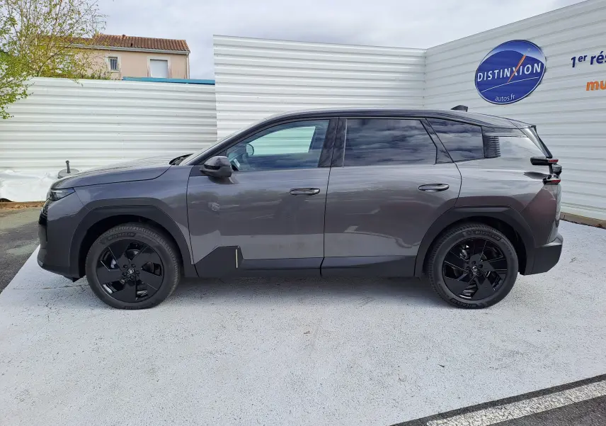 Vue de profil côté gauche d'un Citroën C5 Aircross gris platinium avec toit noir et jantes noires brillantes.