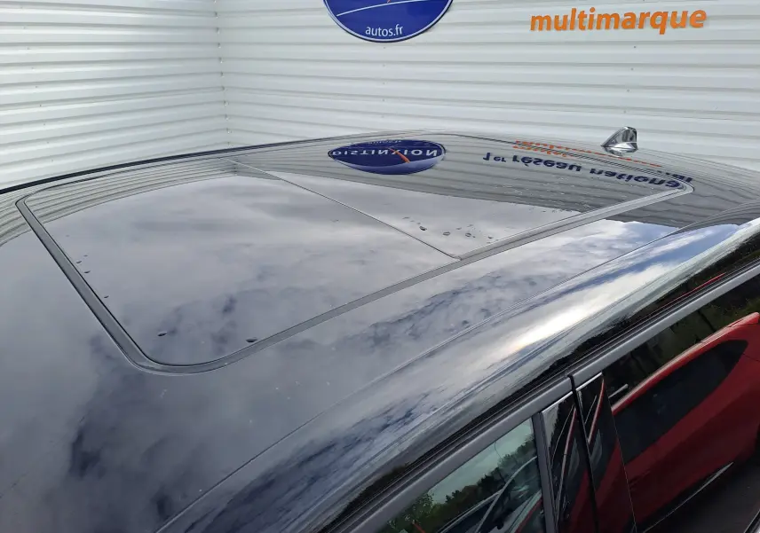 Toit panoramique noir brillant du Citroën C5 Aircross gris platinium vu en léger plongé depuis l'arrière droit.