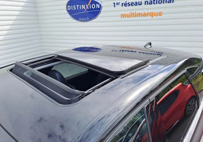 Toit ouvrant panoramique ouvert sur un Citroën C5 Aircross gris platinium avec toit noir, vue en plongée depuis l'arrière.