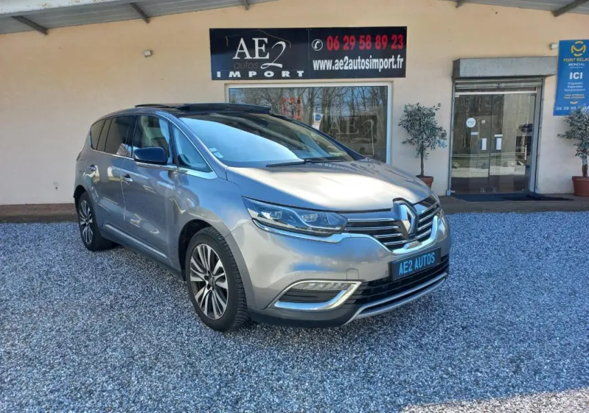 Renault Espace gris 2017 en 3/4 avant droit, avec calandre chromée et jantes alliage distinctives.
