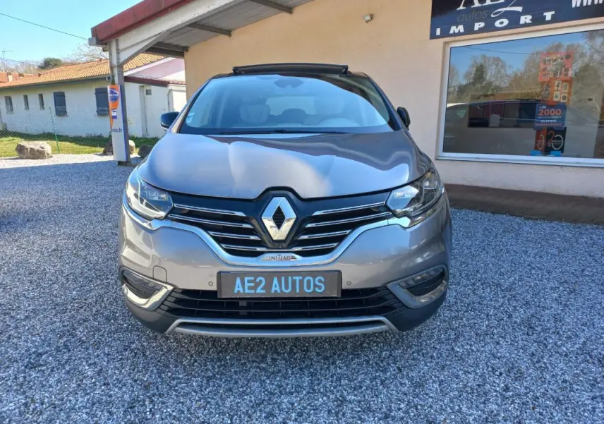 Vue frontale d'un Renault Espace gris 2017, mettant en valeur sa calandre chromée et ses phares LED distinctifs.