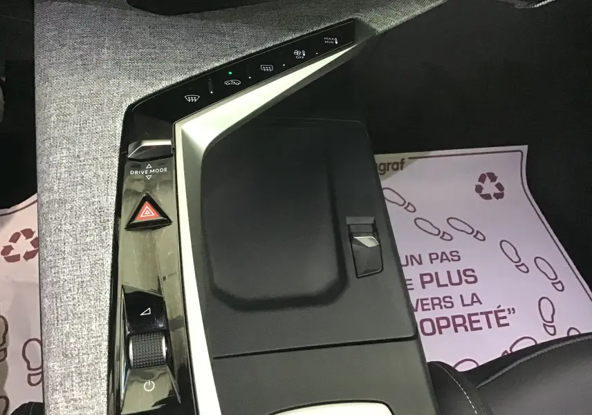 Vue intérieure centrée sur le volant cuir et le tableau de bord numérique du Peugeot 3008 gris titane 2026.