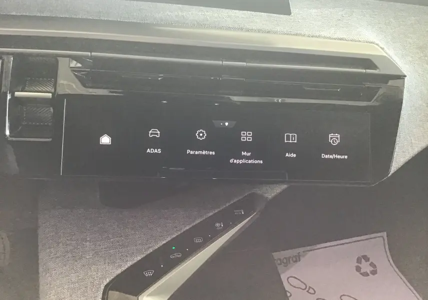 Écran tactile central du Peugeot 3008 gris titane, vue intérieure frontale mettant en avant les commandes digitales.