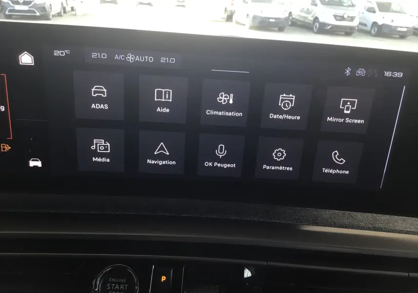 Écran tactile du système d'aide à la conduite affichant les options caméra panoramique et maintien de voie, intérieur Peugeot 3008 gris titane.