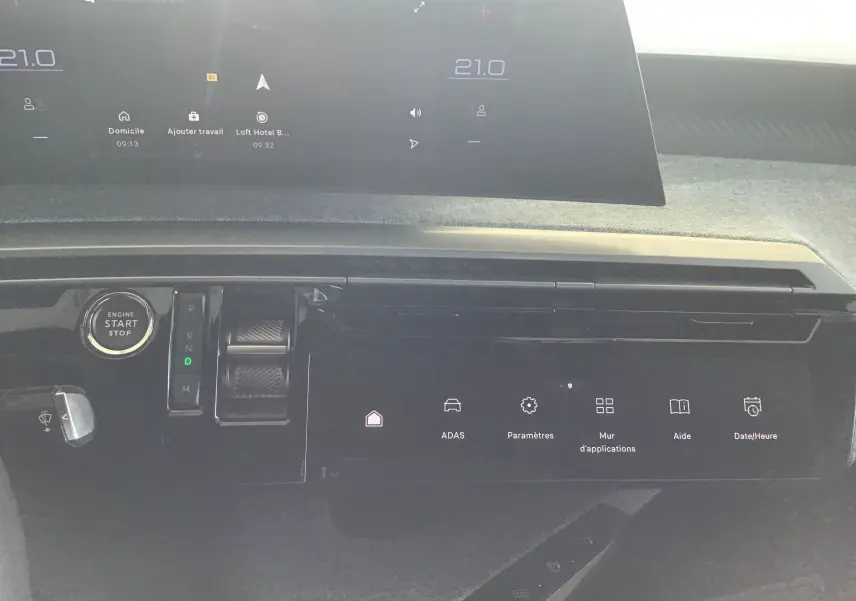 Écran tactile central du Peugeot 3008 2026 gris titane, affichant la radio France Culture en extérieur lumineux.