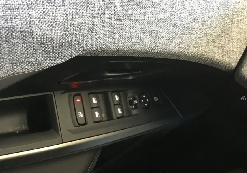 Vue rapprochée de la console centrale ouverte du Peugeot 3008 gris titane, montrant ports USB et prise 12V.