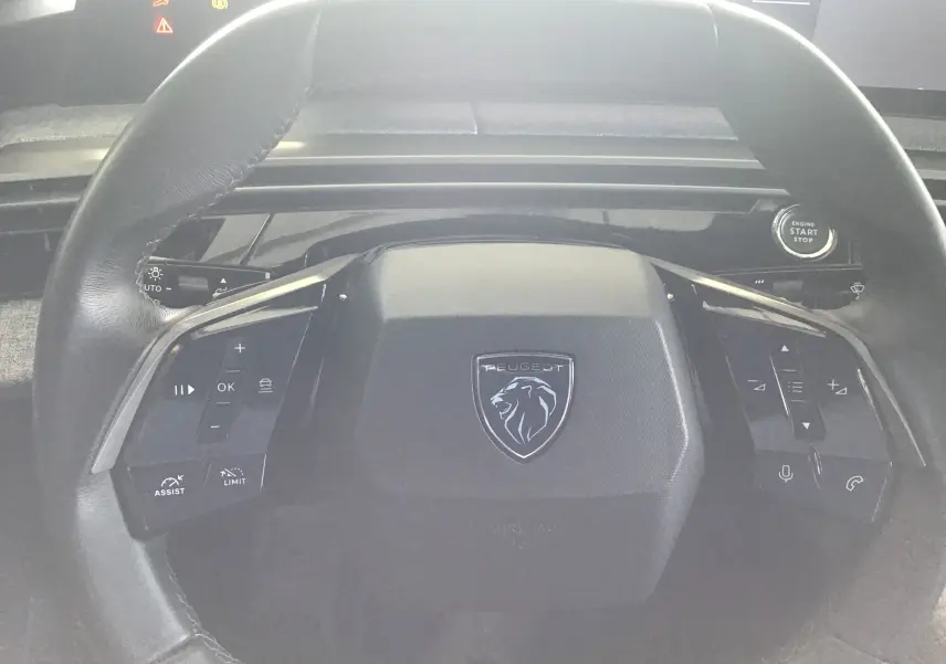 Vue rapprochée de la console centrale du Peugeot 3008 gris titane, mettant en valeur la commande de frein à main électronique.