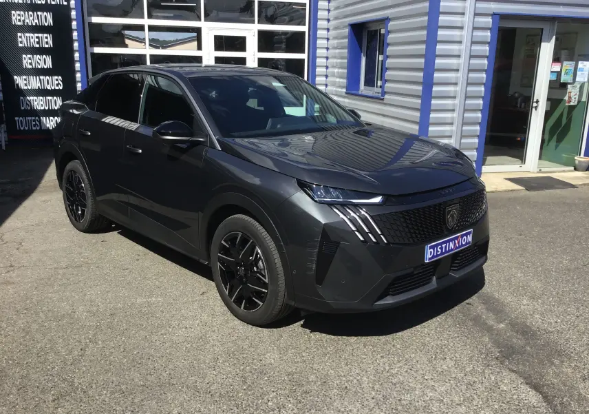 Peugeot 3008 gris titane en 3/4 avant droit sur un parking extérieur, avec calandre noire et jantes noires.