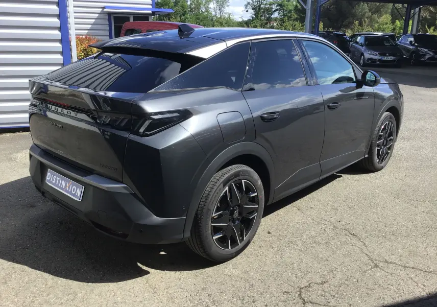 Vue 3/4 arrière droite d’un Peugeot 3008 gris titane 2026 avec feux arrière à griffes et jantes noires.