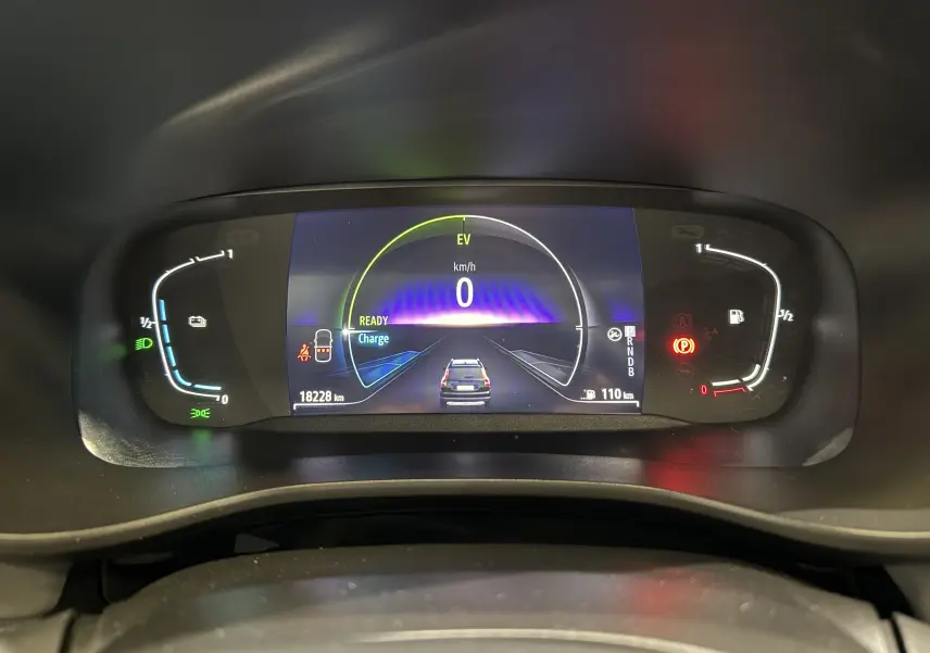 Tableau de bord numérique de la Dacia Jogger Hybrid 140, affichage central avec vitesse à zéro et indicateurs hybrides.