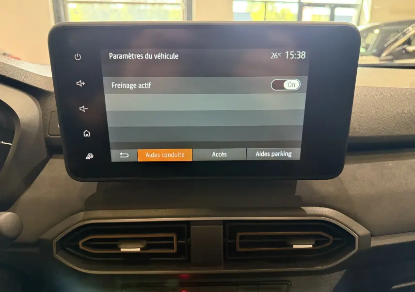 Écran tactile central du tableau de bord du Dacia Jogger Hybrid 140 Extreme affichant les paramètres de freinage actif.