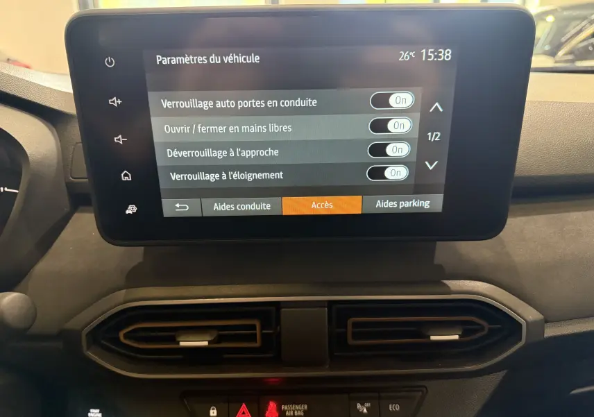Écran tactile central du tableau de bord du Dacia Jogger Hybrid 140 Extreme affichant les paramètres d'accès au véhicule.