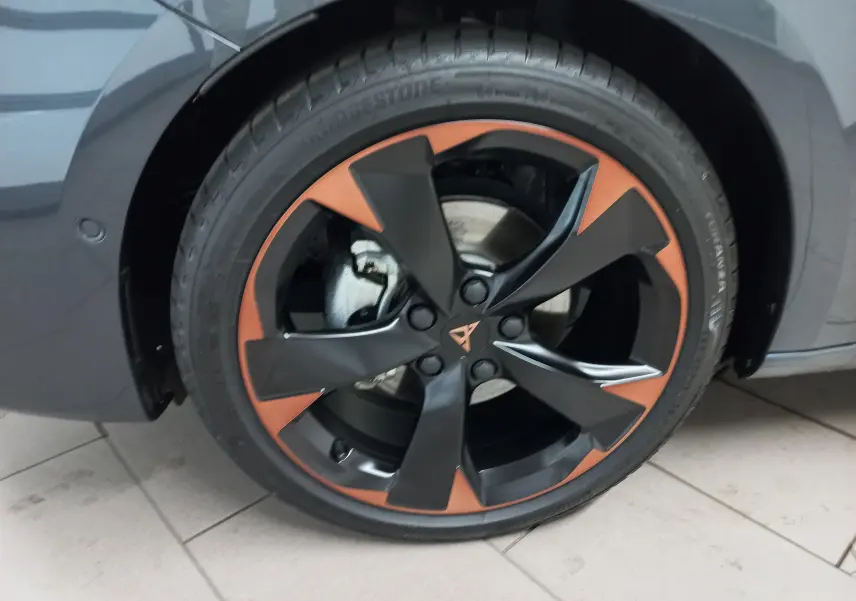 Gros plan sur la jante cuivrée 18'' Performance d'une CUPRA Leon 2025 gris magnétique.